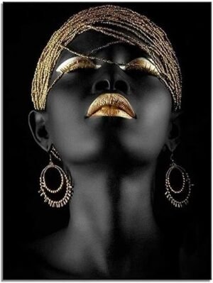 un portrait d'une femme noire ornée de détails dorés.
