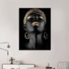 un portrait d'une femme noire ornée de détails dorés.