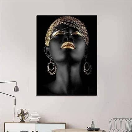 un portrait d'une femme noire ornée de détails dorés.